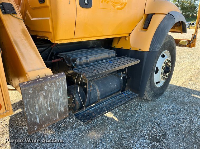 image for item DP2070 2006 International 7400  bucket truck