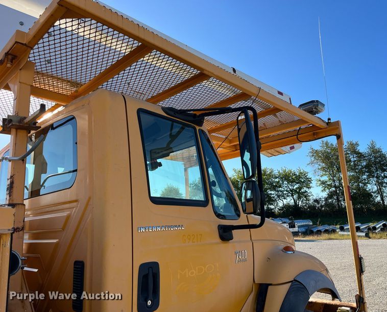 image for item DP2070 2006 International 7400  bucket truck