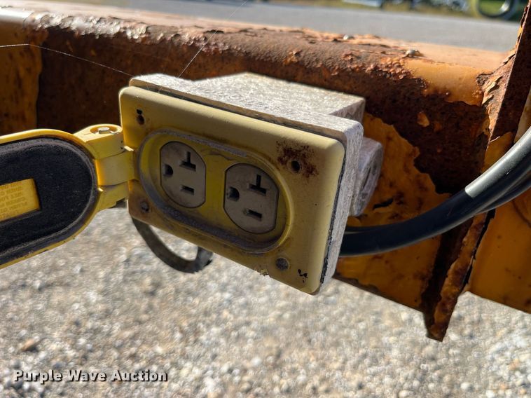 image for item DP2070 2006 International 7400  bucket truck