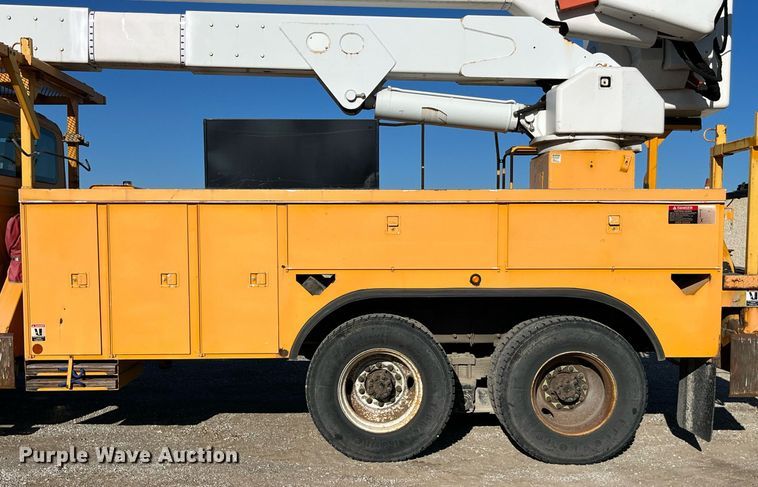 image for item DP2070 2006 International 7400  bucket truck