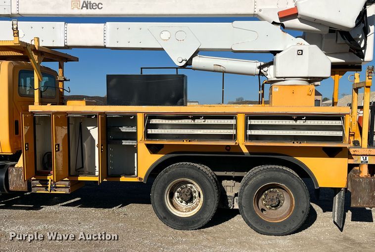 image for item DP2070 2006 International 7400  bucket truck