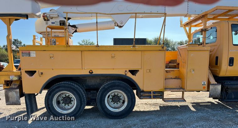 image for item DP2070 2006 International 7400  bucket truck