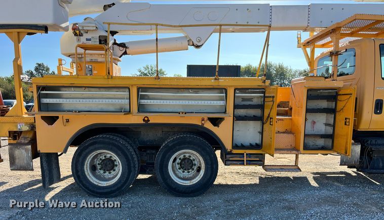 image for item DP2070 2006 International 7400  bucket truck