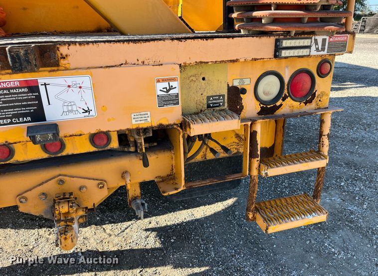 image for item DP2070 2006 International 7400  bucket truck