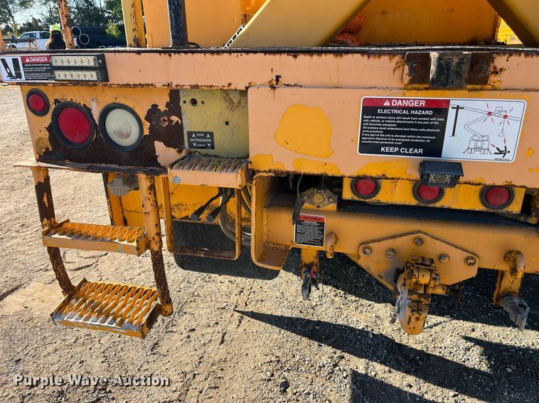 image for item DP2070 2006 International 7400  bucket truck