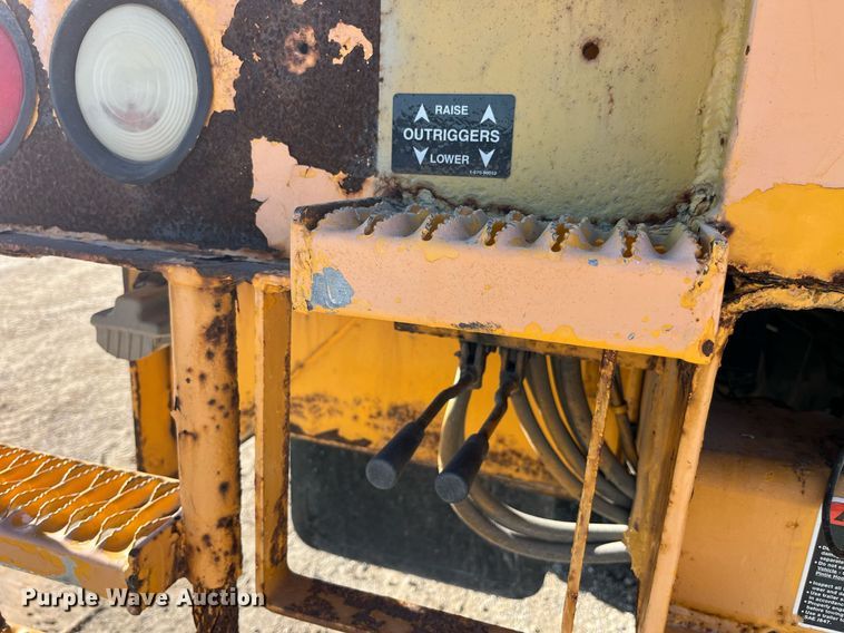 image for item DP2070 2006 International 7400  bucket truck