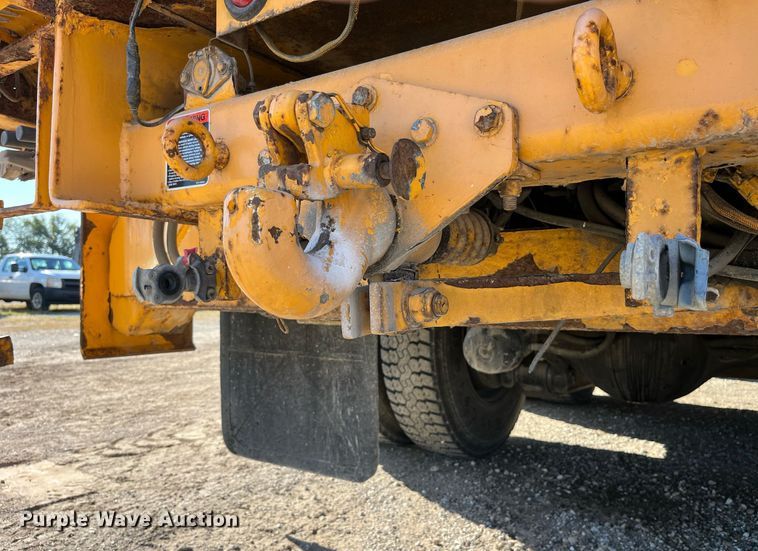 image for item DP2070 2006 International 7400  bucket truck