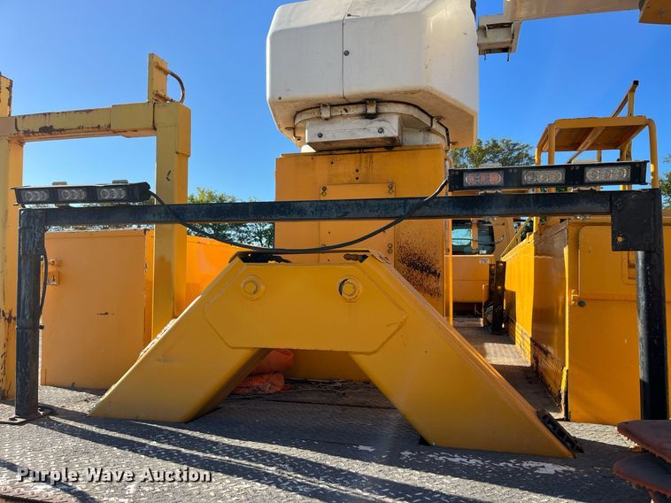 image for item DP2070 2006 International 7400  bucket truck