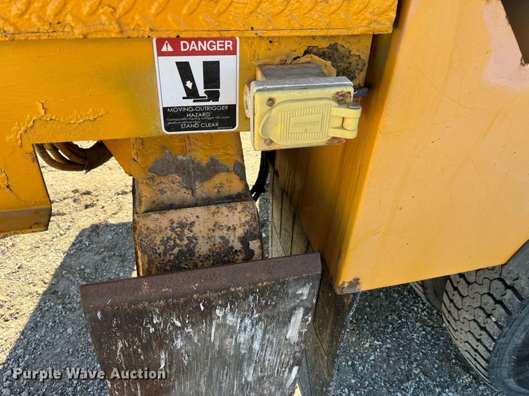 image for item DP2070 2006 International 7400  bucket truck