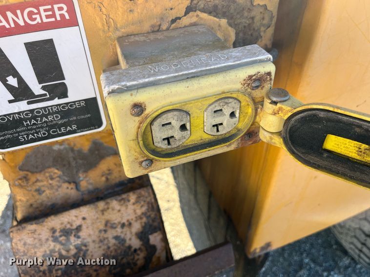 image for item DP2070 2006 International 7400  bucket truck