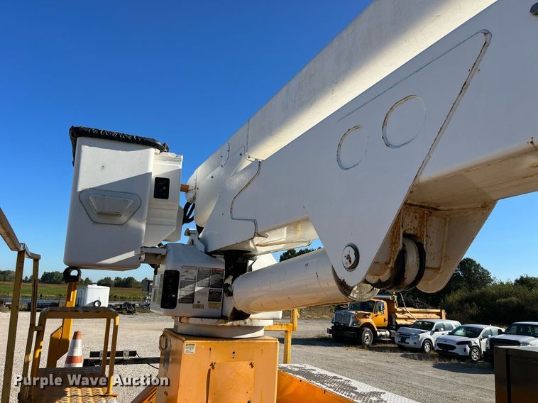 image for item DP2070 2006 International 7400  bucket truck