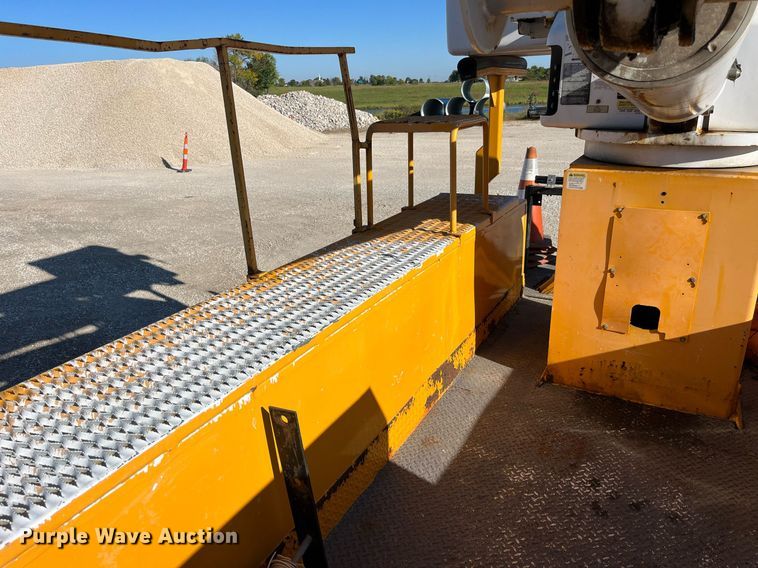 image for item DP2070 2006 International 7400  bucket truck