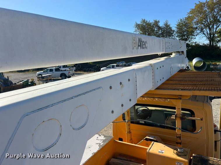 image for item DP2070 2006 International 7400  bucket truck