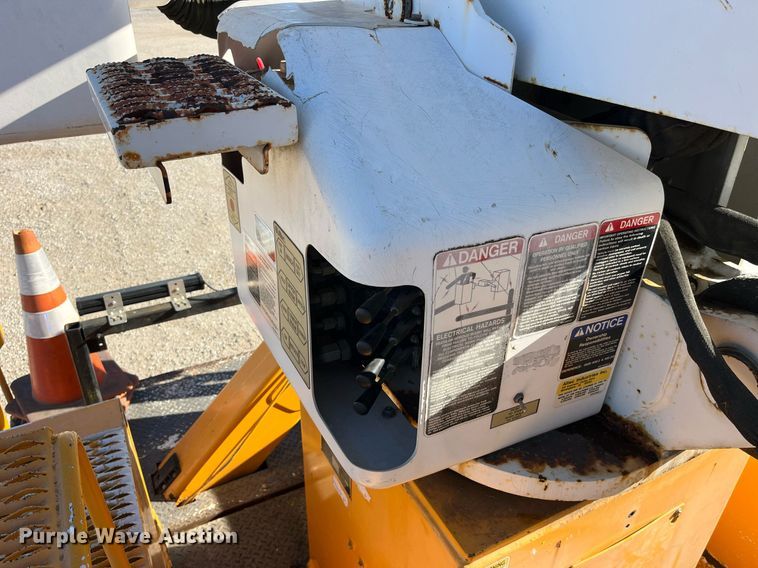 image for item DP2070 2006 International 7400  bucket truck