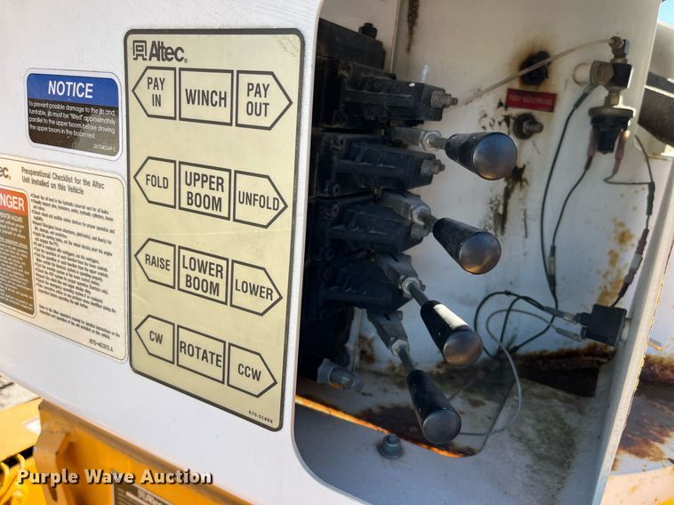 image for item DP2070 2006 International 7400  bucket truck