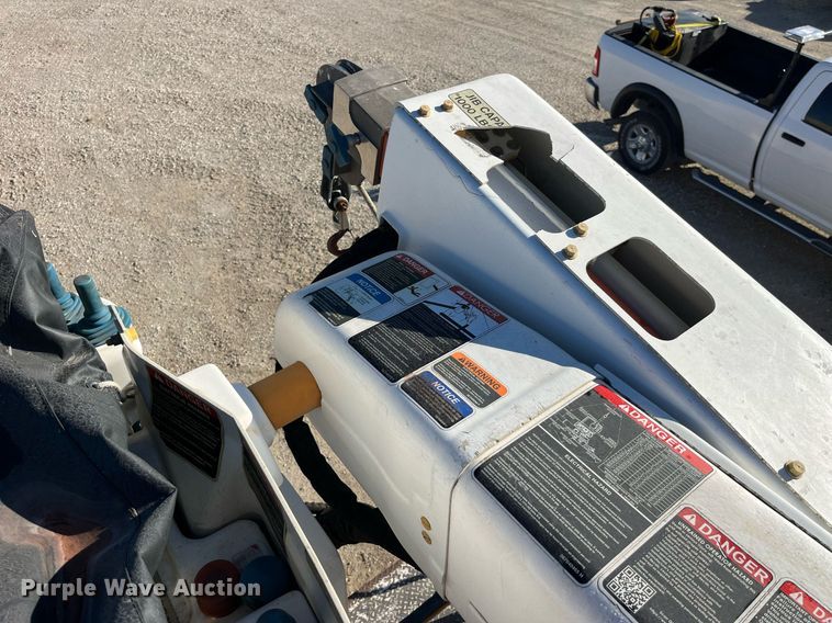 image for item DP2070 2006 International 7400  bucket truck