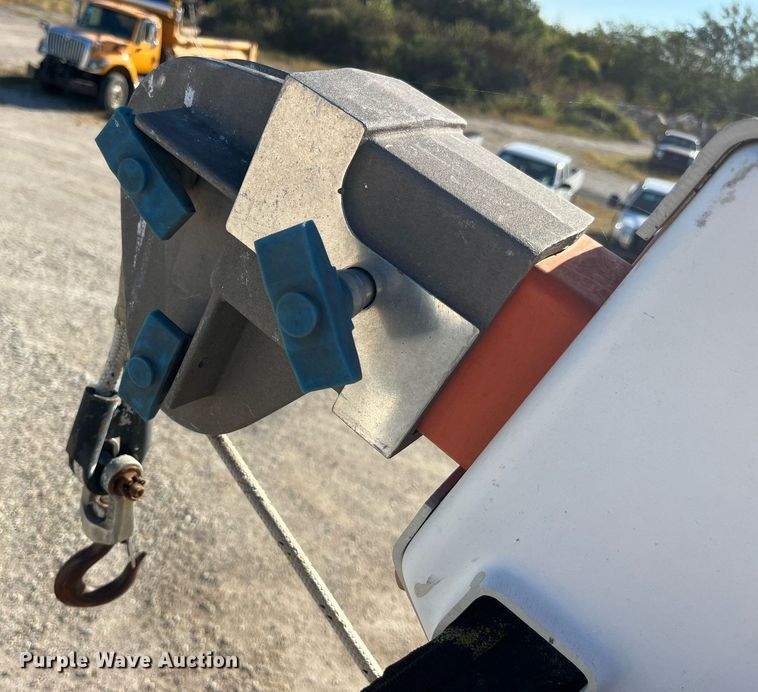 image for item DP2070 2006 International 7400  bucket truck