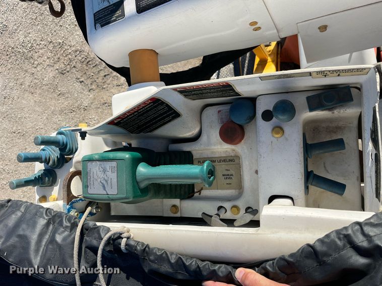 image for item DP2070 2006 International 7400  bucket truck