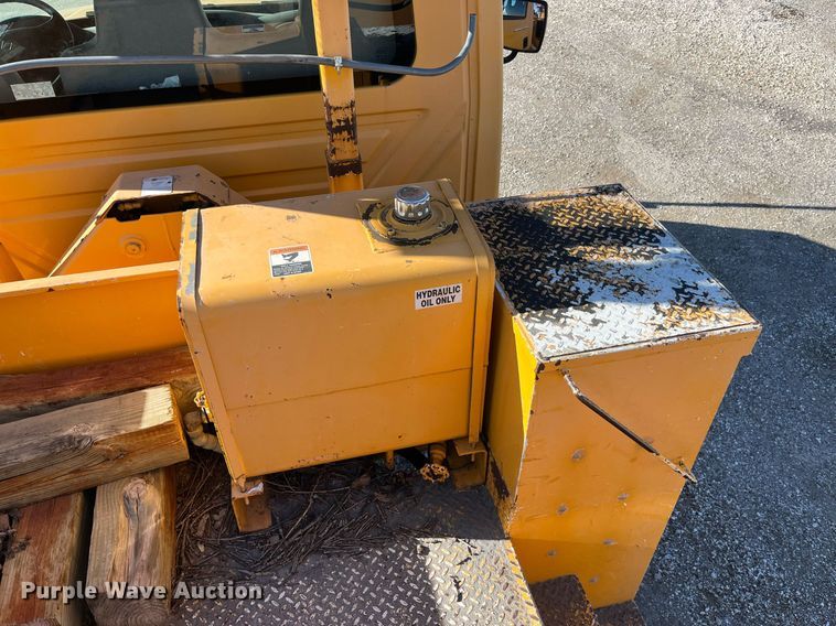 image for item DP2070 2006 International 7400  bucket truck