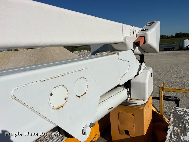 image for item DP2070 2006 International 7400  bucket truck