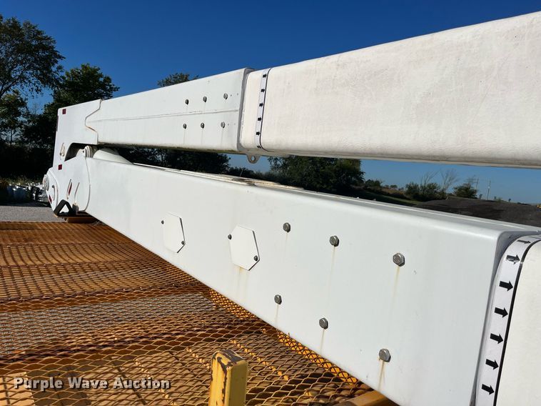 image for item DP2070 2006 International 7400  bucket truck