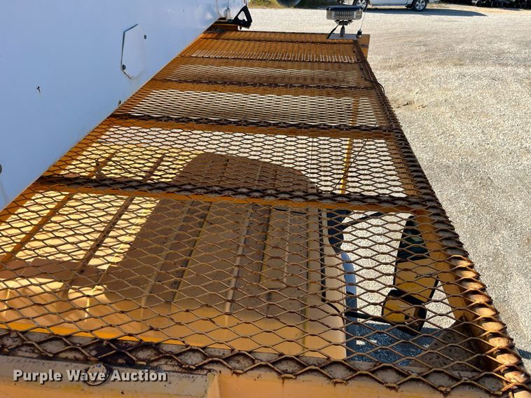 image for item DP2070 2006 International 7400  bucket truck