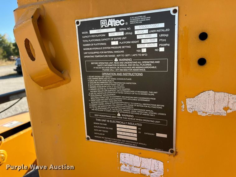 image for item DP2070 2006 International 7400  bucket truck