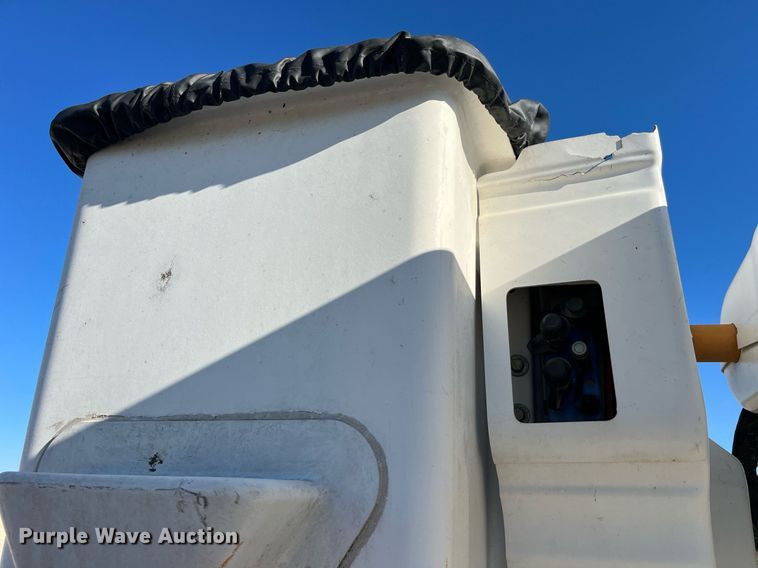 image for item DP2070 2006 International 7400  bucket truck