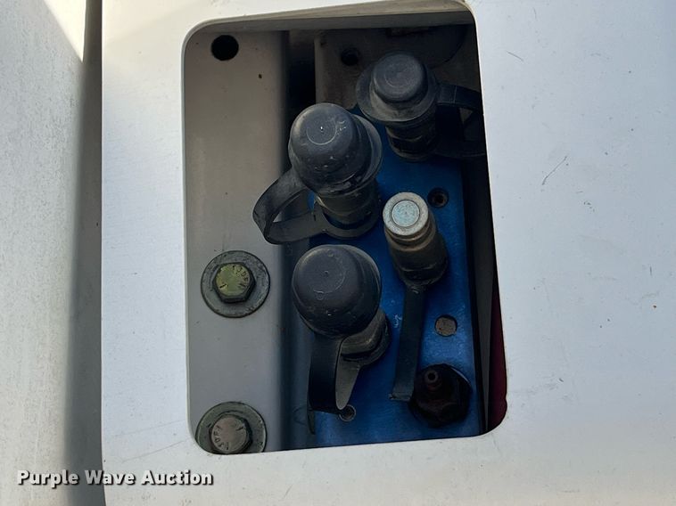 image for item DP2070 2006 International 7400  bucket truck