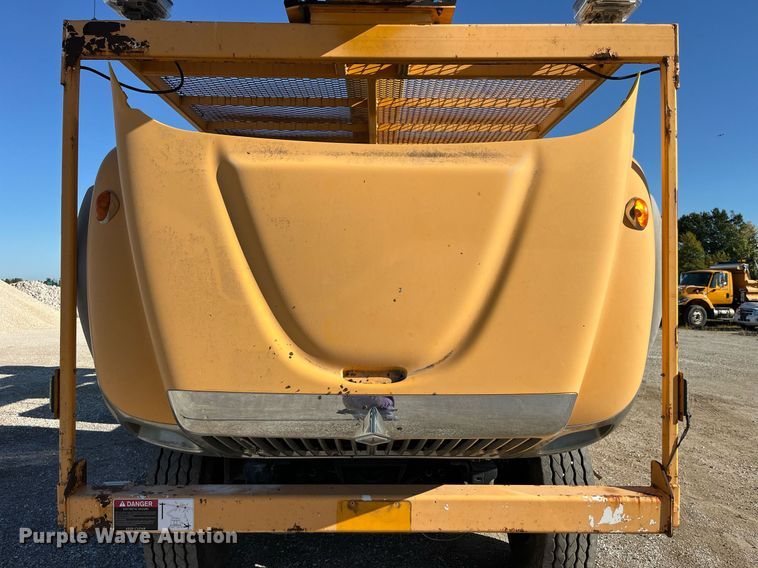 image for item DP2070 2006 International 7400  bucket truck