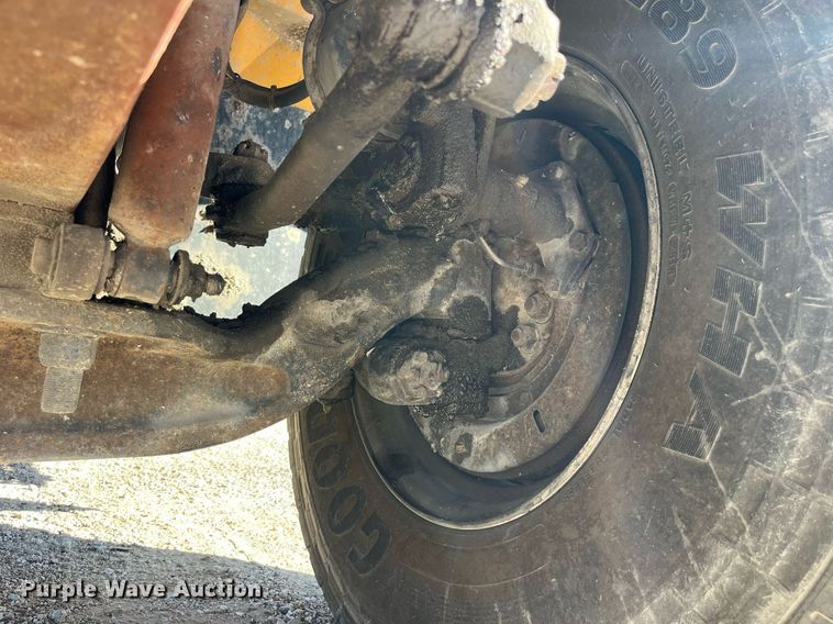 image for item DP2070 2006 International 7400  bucket truck