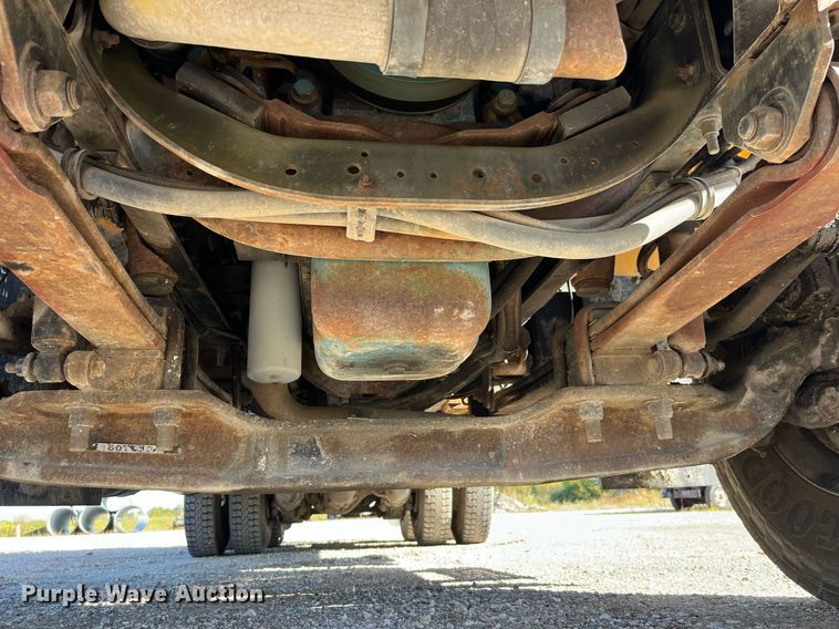 image for item DP2070 2006 International 7400  bucket truck