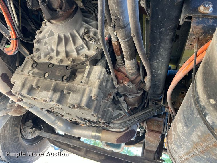 image for item DP2070 2006 International 7400  bucket truck