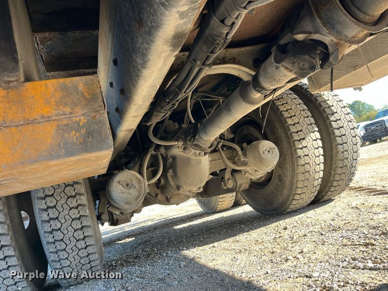 image for item DP2070 2006 International 7400  bucket truck