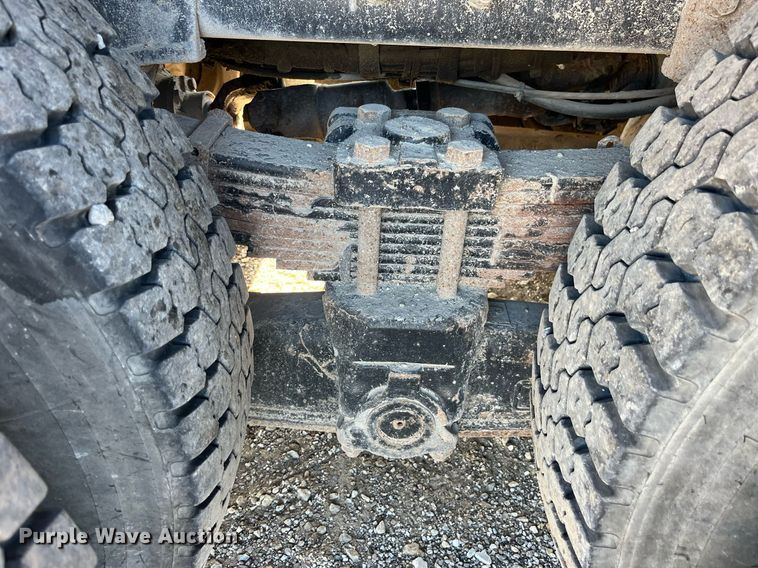 image for item DP2070 2006 International 7400  bucket truck