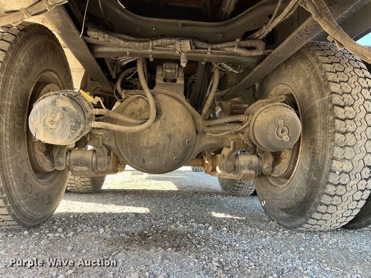 image for item DP2070 2006 International 7400  bucket truck