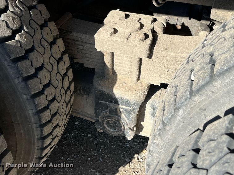 image for item DP2070 2006 International 7400  bucket truck