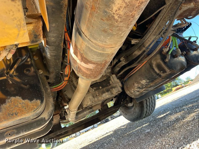 image for item DP2070 2006 International 7400  bucket truck