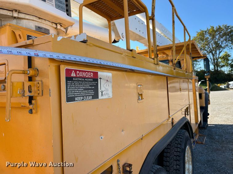 image for item DP2070 2006 International 7400  bucket truck