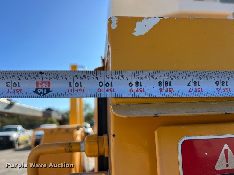 image for item DP2070 2006 International 7400  bucket truck