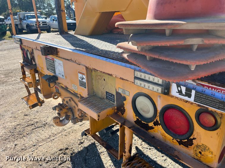 image for item DP2070 2006 International 7400  bucket truck