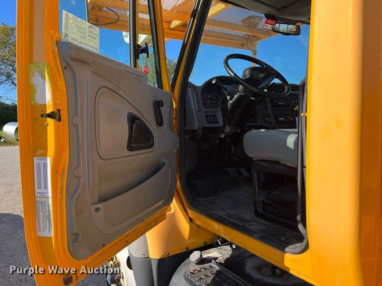 image for item DP2070 2006 International 7400  bucket truck