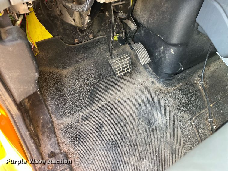 image for item DP2070 2006 International 7400  bucket truck