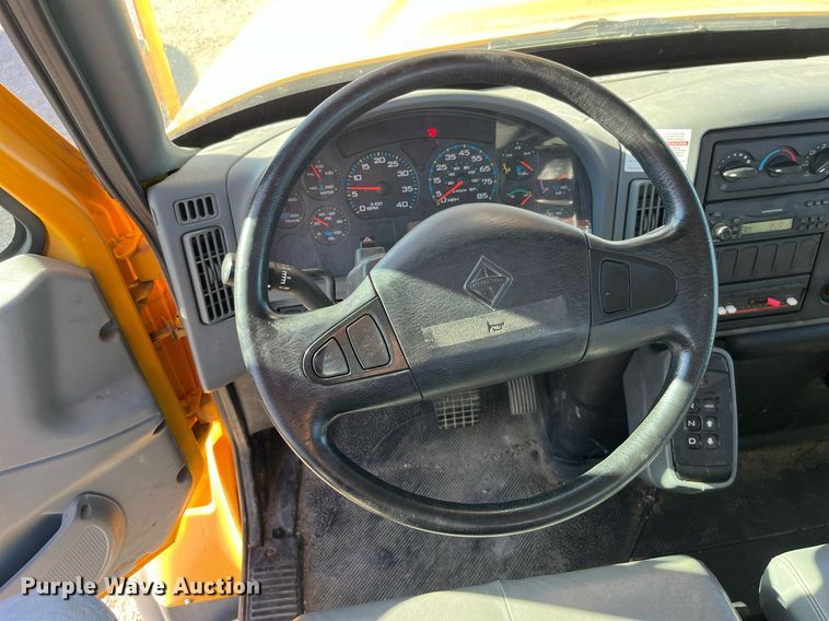 image for item DP2070 2006 International 7400  bucket truck