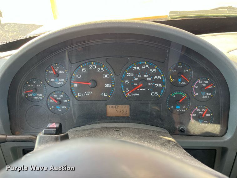 image for item DP2070 2006 International 7400  bucket truck