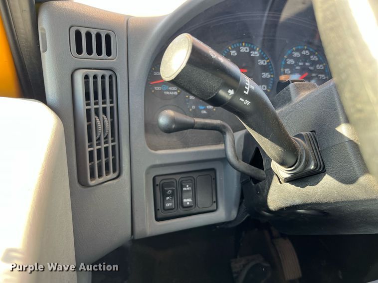 image for item DP2070 2006 International 7400  bucket truck