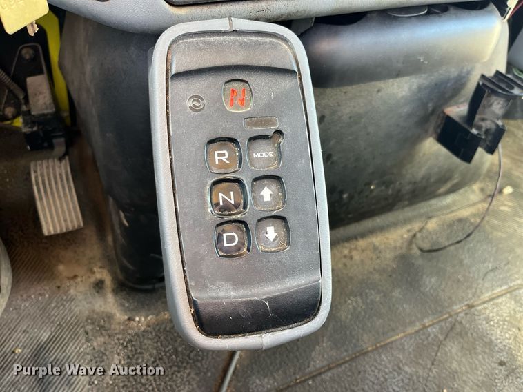 image for item DP2070 2006 International 7400  bucket truck