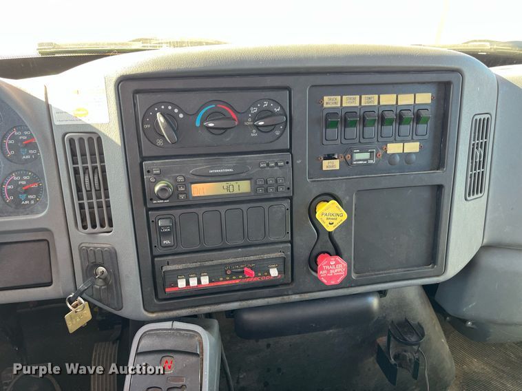 image for item DP2070 2006 International 7400  bucket truck