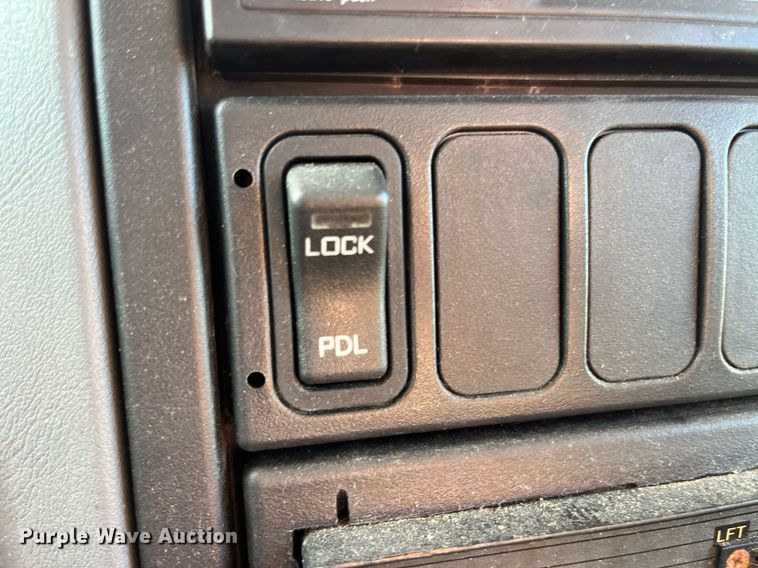 image for item DP2070 2006 International 7400  bucket truck