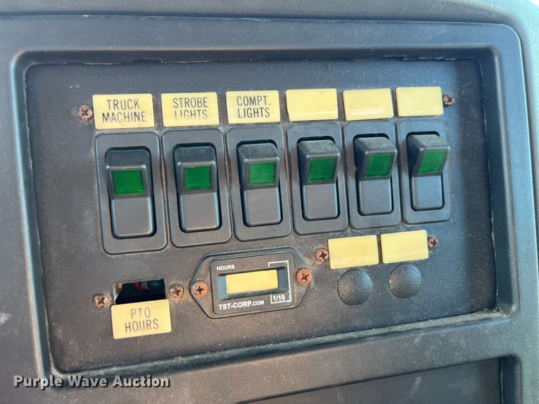 image for item DP2070 2006 International 7400  bucket truck